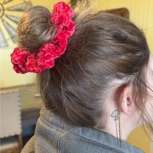 Clever crochet scrunchie